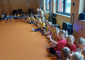 krąg przyjaźni na sali gimnastycznej 2
