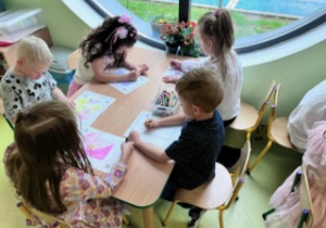 Dzieci projektują i ozdabiają wesołą koszulkę