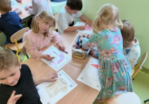 Dzieci projektują i ozdabiają wesołą koszulkę