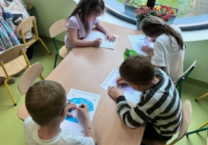 Dzieci projektują i ozdabiają wesołą koszulkę