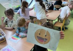 Chłopiec prezentuje efekt pracy w grupie