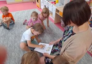 Chłopiec przelicza zebrane naklejki za wizyty w bibliotece
