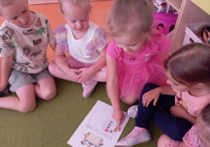 Dziewczynka przelicza zebrane naklejki