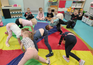 Twister z figurami na chuście