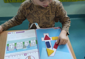 Tymon układa figury geometryczne na "4" według instrukcji