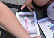 Dzieci w trakcie podróży odkrywały kolejne liczby kodu potrzebnego do odnalezienia figurek