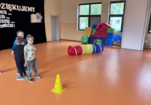 Zabawy ruchowe tor przeszkód