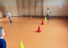 Zabawy ruchowe tor przeszkód