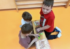 Chłopcy rozwiązują zadanie logiczne z wiewiórkami