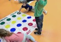 Twister - ćwiczymy strony ciała