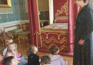Zwiedzamy pałac.