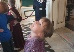 Zwiedzamy pałac.