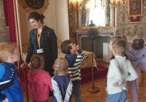 Zwiedzamy pałac.