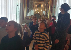 Zwiedzamy pałac.