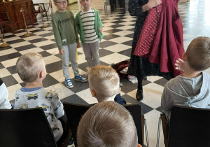Zwiedzamy pałac.