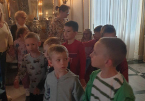 Zwiedzamy pałac.