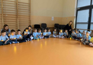 krąg przyjaźni na sali gimnastycznej 4