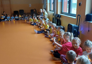 krąg przyjaźni na sali gimnastycznej 2