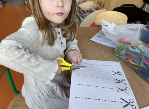 Poznajemy trójkąty i tniemy nożyczkami