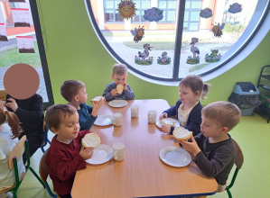 Smaczne chwile przy wspólnym śniadaniu