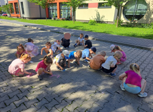 Zabawy w ogrodzie przedszkolnym