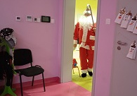 Do sali wchodzi św. Mikołaj.
